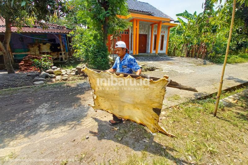 Kulit Kambing juga dia jemur di depan rumahnya.
