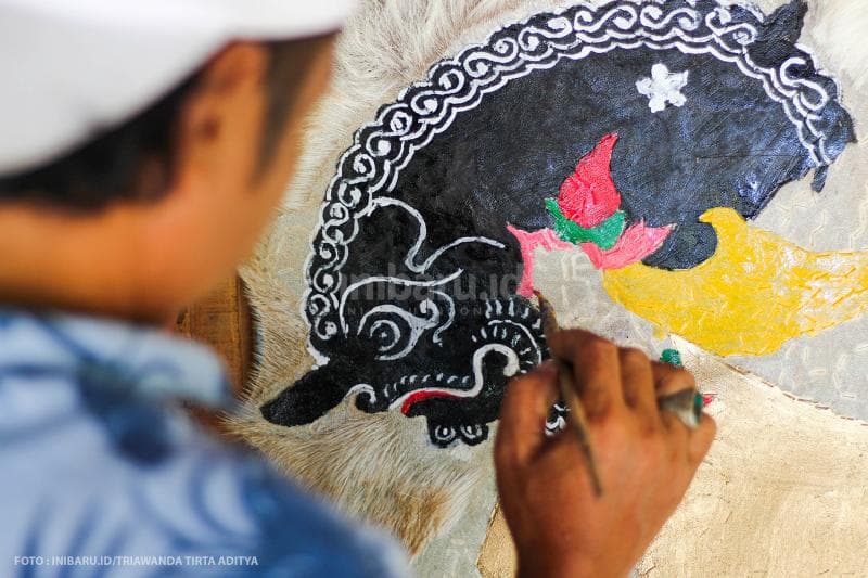 Perlu konsentrasi tinggi untuk melukis wayang.