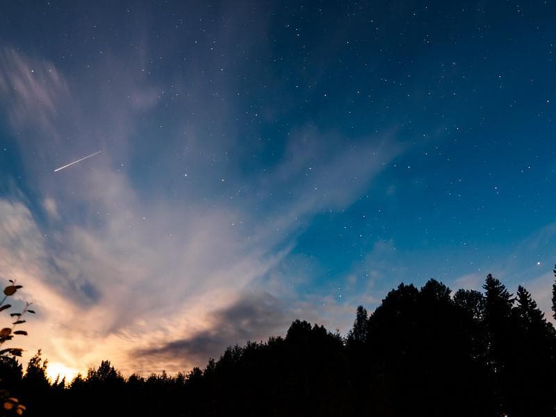 Bintang jatuh mengabulkan permintaan. Mitos ini dipercaya banyak orang. (Flickr/

Heikki Holstila)