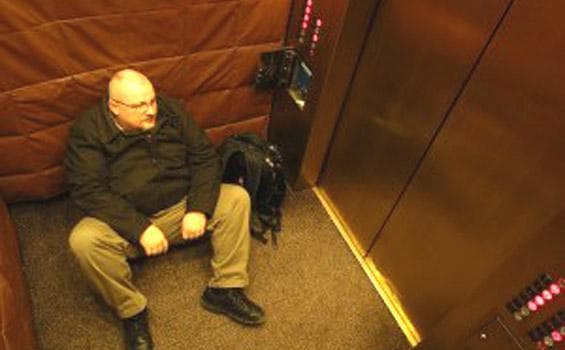 Jika terjebak, posisikan diri duduk agar lebih santai. (via Tribunnews)