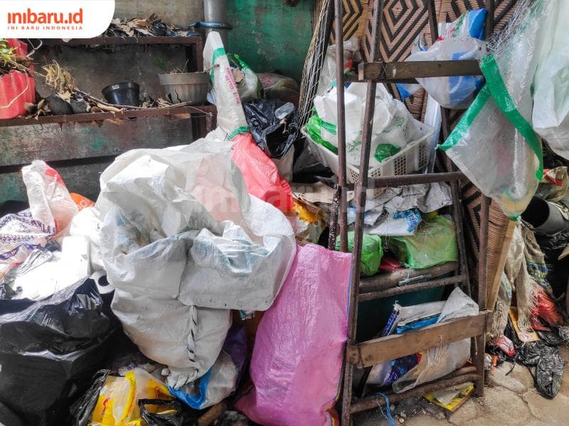 Tumpukan sampah di rumah Ika yang sekaligus menjadi tempat BSRB beroperasi. (Inibaru.id/ Bayu N)