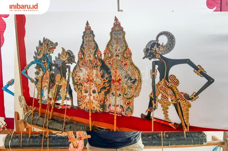 Beberapa wayang buatan Ekky yang tertancap dikelir.&nbsp;(Inibaru.id/ Kharisma Ghana Tawakal)