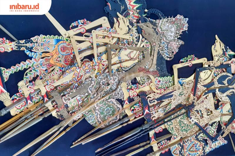 Wayang-wayang buatan Ekky ditempat diletakkan diwadahnya.&nbsp;(Inibaru.id/Kharisma Ghana Tawakal)