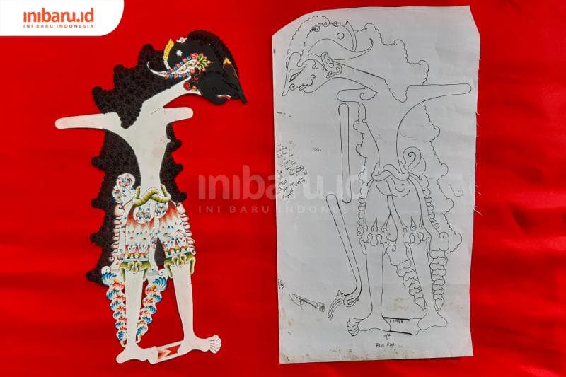 Wayang yang hampir jadi dan pola wayang yang digambar di kertas.&nbsp;(Inibaru.id/ Kharisma Ghana Tawakal)