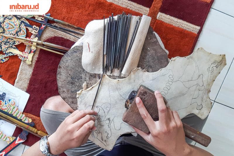 Proses penatahan tampak dari atas dengan berbagai alat perkakasnya; palu dan berbagai ukuran tatah.&nbsp;(Inibaru.id/ Kharisma Ghana Tawakal)