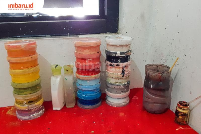 Berbagai macam cat pigmen dan 'tinta cina' yang digunakan Ekky untuk pewarnaan wayang.&nbsp;(Inibaru.id/ Kharisma Ghana Tawakal)