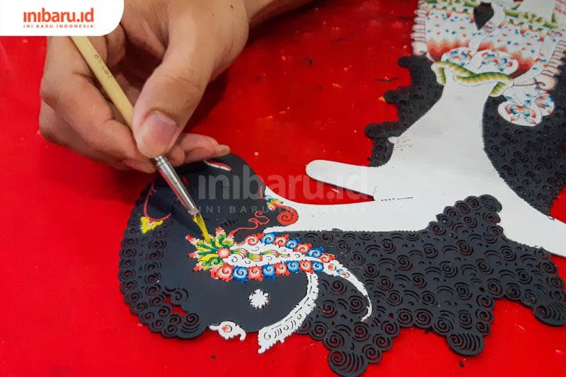 Proses pengecatan wayang.&nbsp;(Inibaru.id/ Kharisma Ghana Tawakal)