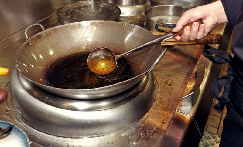 Jangan buang minyak jelantah begitu saja. (Cuteabis via Hipwee)