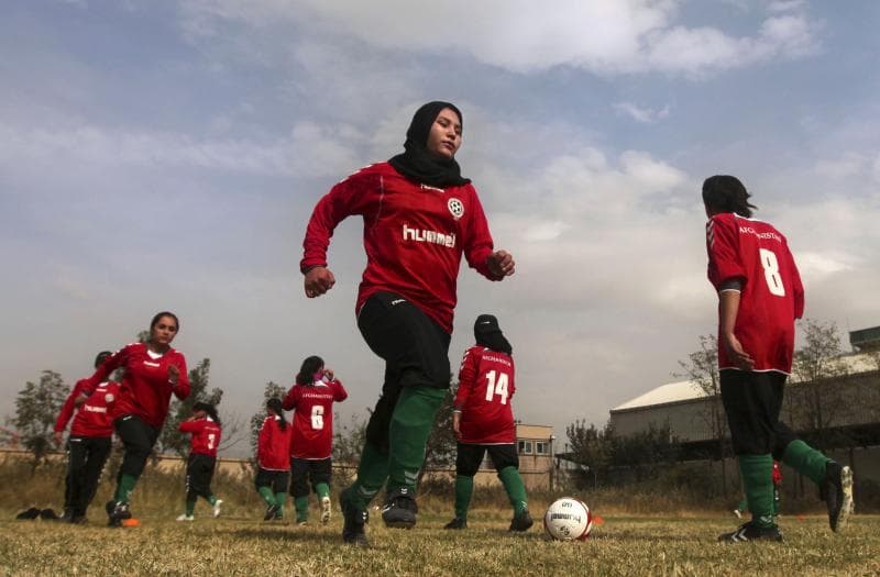 Anggota Timnas Perempuan Afghanistan ada yang sampai membakar seragam dan sepatunya karena takut. (DailySabah/AP Photos)