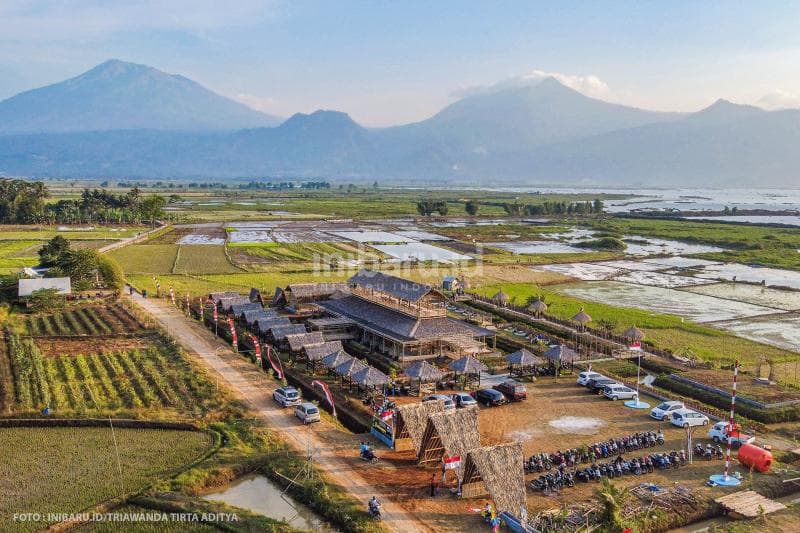 Pemandangan Daringan Kesongo Kultur dengan latar belakang gunung Merbabu dan Telomoyo.