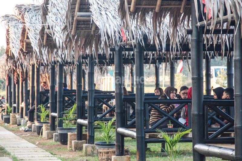 Terdapat banyak Gazebo dan taman di sini.