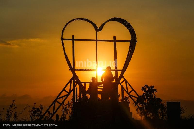 Spot foto selfie saat matahari terbenam.