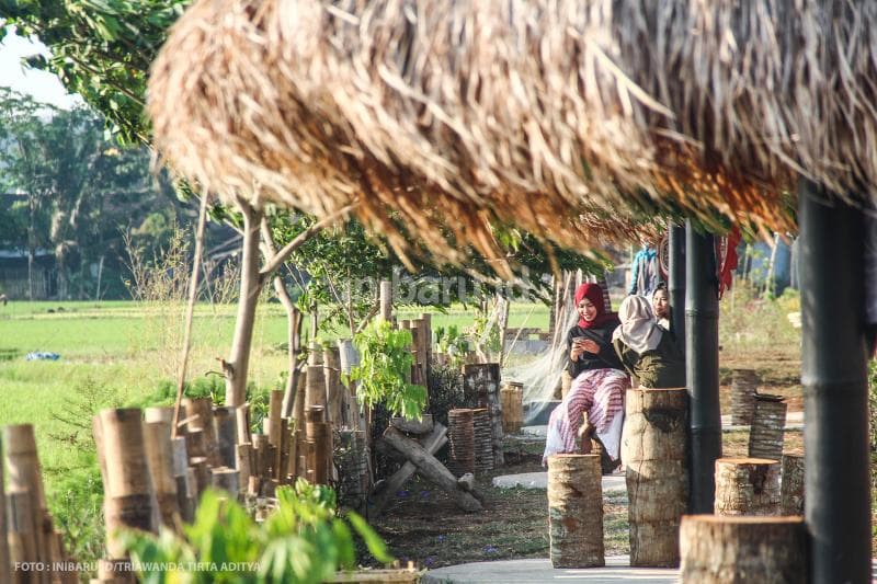 Berdampingan dengan sawah.