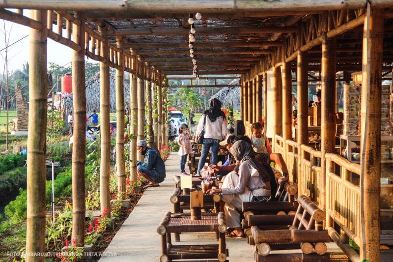 Kamu bisa memilih spot yang paling nyaman sembari menyantap makanan.