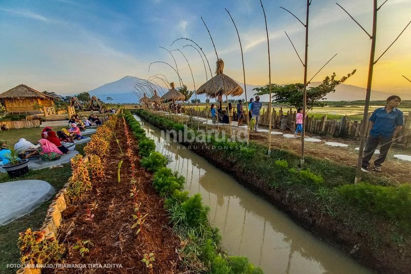 Pemandangan Daringan Kesongo Kultur saat matahari terbenam.