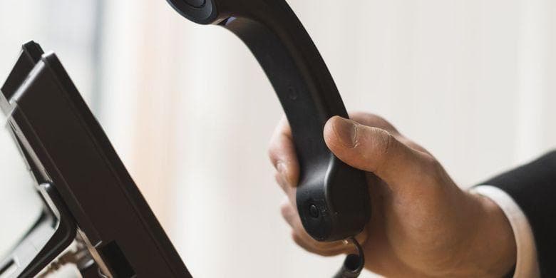 Hubungi resepsionis untuk tanya promo menarik di hotel. (Freepik via Kompas)