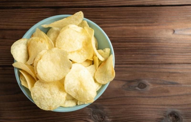 Bawa snack dari rumah saja atau beli dari toko di luar hotel. (Freepik via Pikiranrakyat)