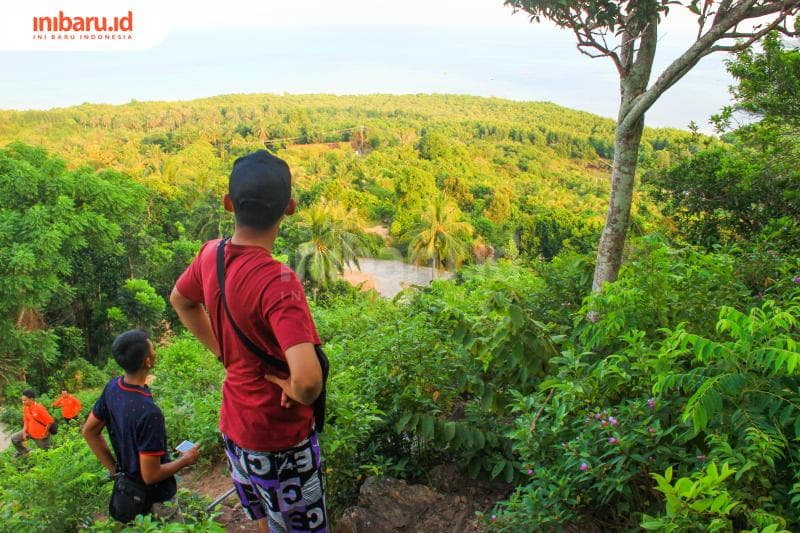 Ilustrasi: Suasana wisatawan di pulau Karimunjawa (Inibaru.id/ Triawanda Tirta Aditya)