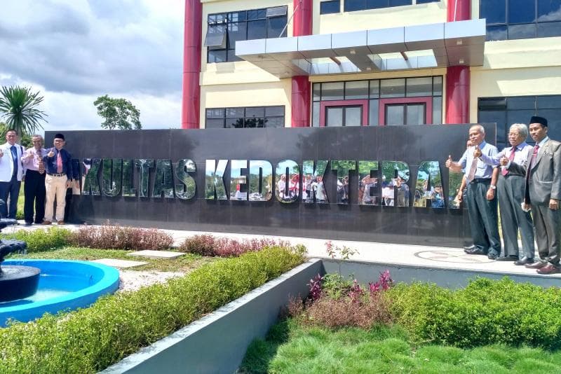 Fakultas Kedokteran Universitas Tadulako digemparkan dengan isu pengelolaan dana dari orang tua mahasiswa yang dipakai untuk berbagai keperluan, termasuk dana pembelian mayat. (untad.ac.id)