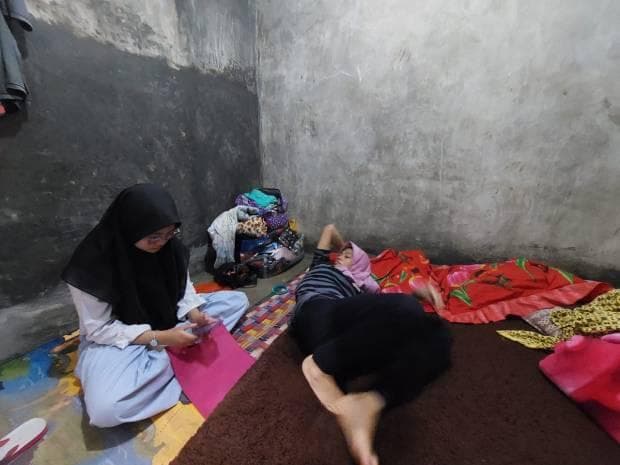 Cucu kini hanya bisa terbaring lemah dan dirawat buah hatinya. (Sindonews/MPI/Adi Haryanto)