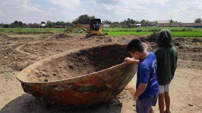 Banyak warga yang datang melihat wajan raksasa yang ditemukan di Bantul. (Tribunjogja/Santo Ari)