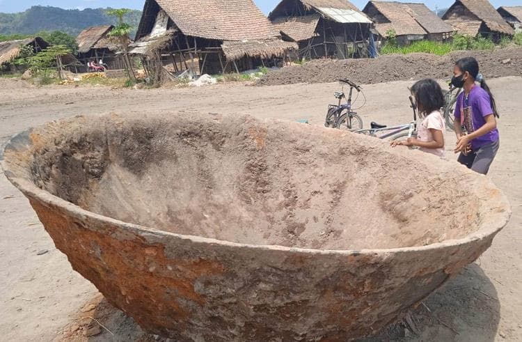 Anak-anak ikut penasaran melihat wajan raksasa. (Ist via Yogyainews)&nbsp;