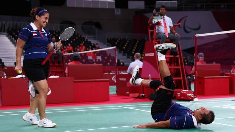 Leani Ratri saat memenangi medali emas ganda campuran Paralimpiade Tokyo 2020 bersama Hary Susanto. (Reuters / Athit Perawongmetha)