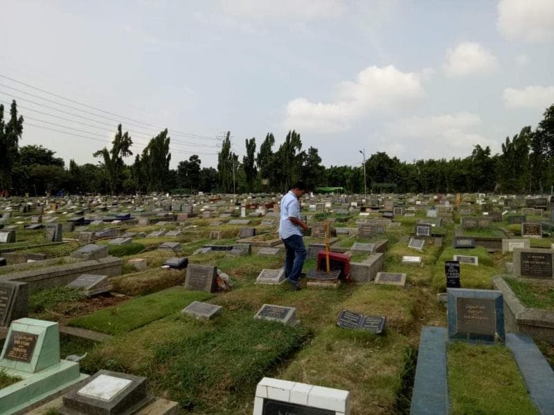 Makam The Sin Nio nggak bisa ditemukan karena sudah tertumpuk makam lainnya. (Twitter.com/azmiabubakar12)