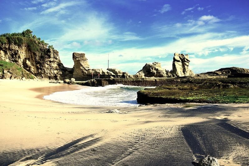 Mitigasi harus dilakukan Pemda dan masyarakat Pacitan karena adanya kemungkinan gempa dan tsunami di sana. (Flickr/

Tiket2.com)