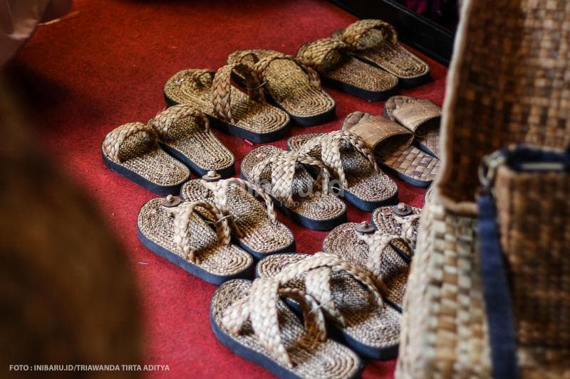 Salah satu produk kerajinan tangan berbentuk sandal.