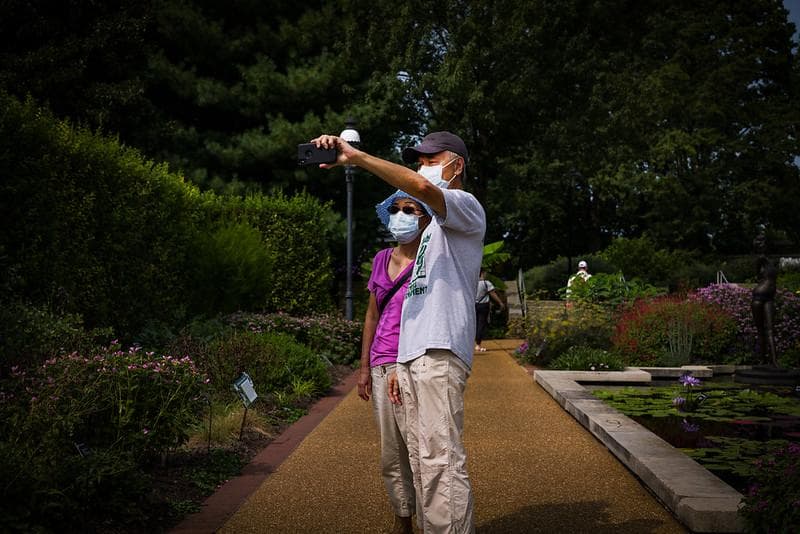 Sandiaga melarang wisatawan selfie di tempat wisata kalau lepas masker. Kalau masih pakai masker, boleh. (Flickr/

Errol Sandler)