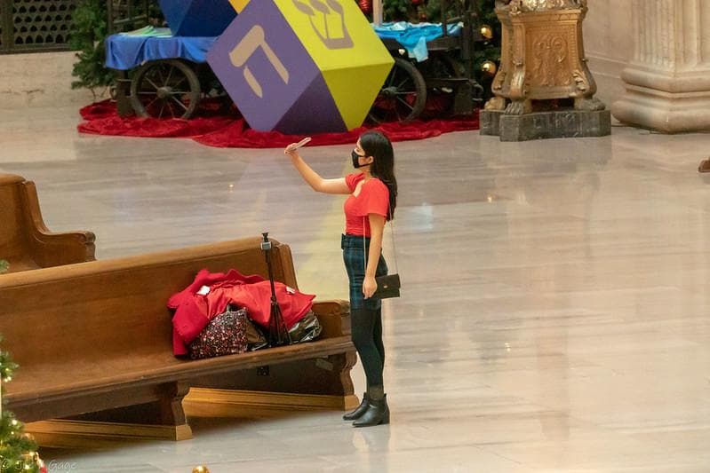 Selfie di tempat wisata harus dilakukan dengan memperhatikan protokol kesehatan. (Flickr/

Joseph Gage)