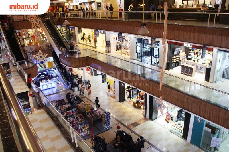 Ilustrasi: Pengunjung mal saat PPKM berlangsung. (Inibaru.id/ Triawanda Tirta Aditya)