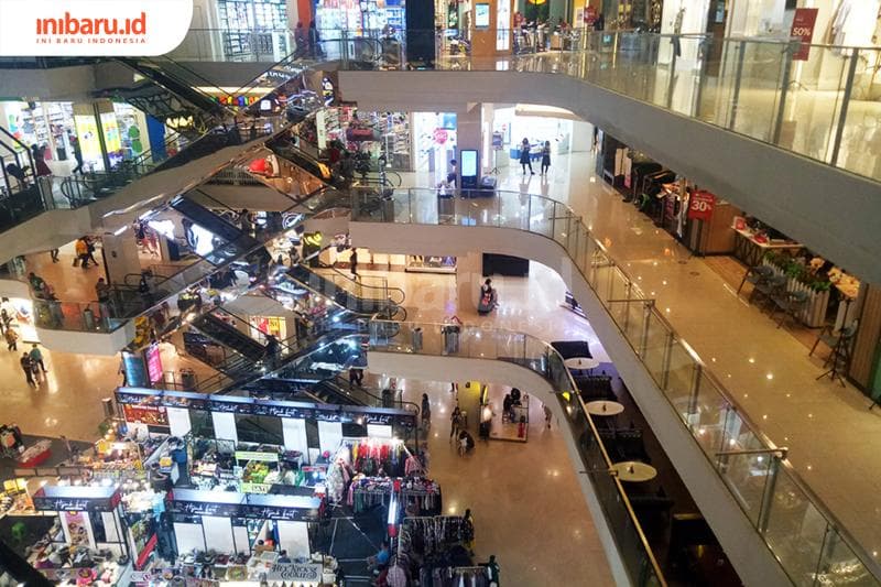 Ilustrasi: Suasana jual beli di pusat perbelanjaan saat PPKM. (Inibaru.id/ Triawanda Tirta Aditya)