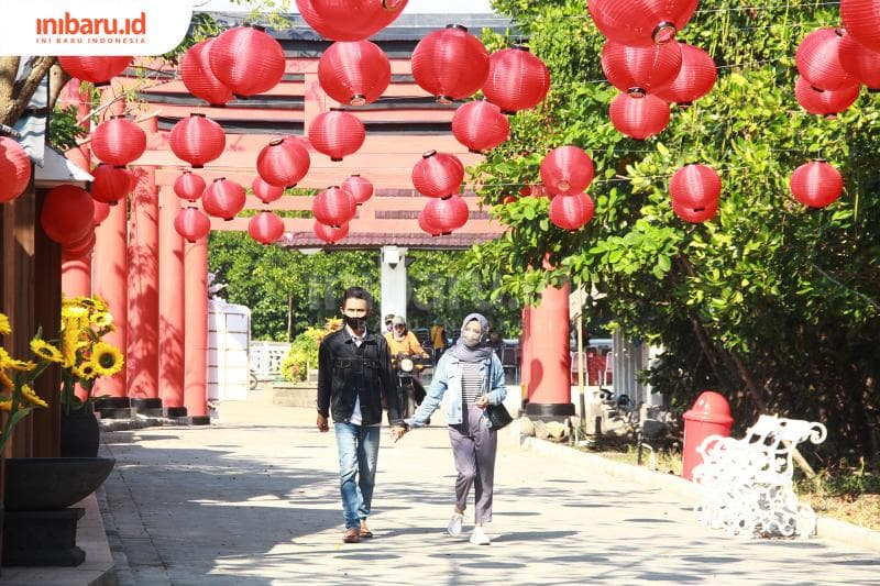 Ilustrasi: Aktivitas wisatawan saat menggunakan masker di Maerokoco Semarang. (Inibaru.id/ Triawanda Tirta Aditya)