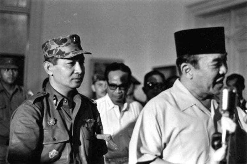 Soeharto (kiri) dianggap sebagai loyalis Presiden ke-1 RI Sukarno. Peristiwa G30S membuka jalan Soeharto menjadi suksesor Sukarno. (Getty Images/Beryl Bernay)