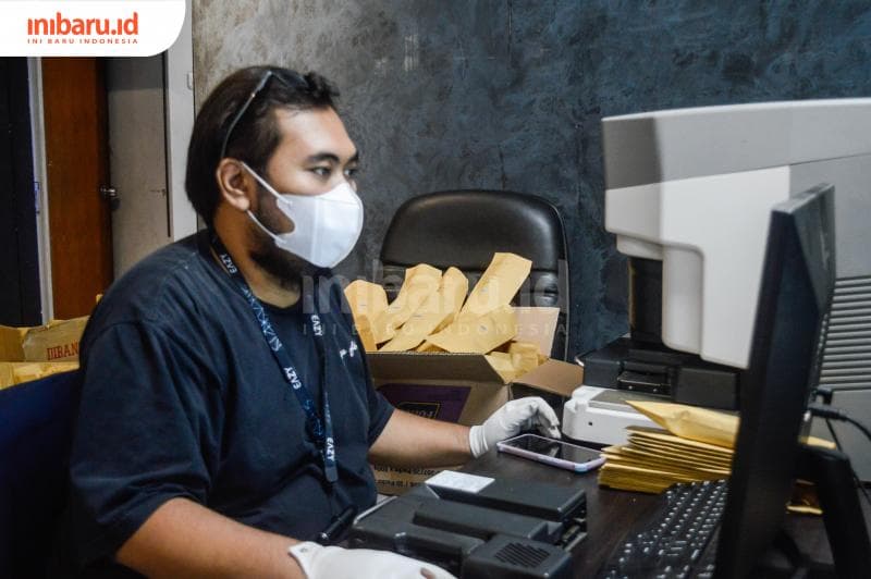 Gizka Jati Parama Rizki, penghobi kamera analog yang juga bekerja di Lab cuci dan scan roll film.&nbsp;(Inibaru.id/ Kharisma Ghana Tawakal)