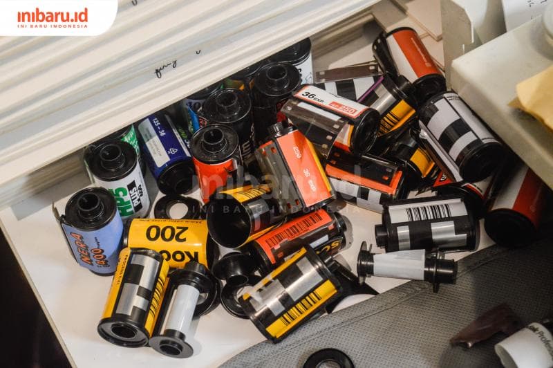 Selongsong roll film yang telah dicuci. (Inibaru.id/ Kharisma Ghana Tawakal)