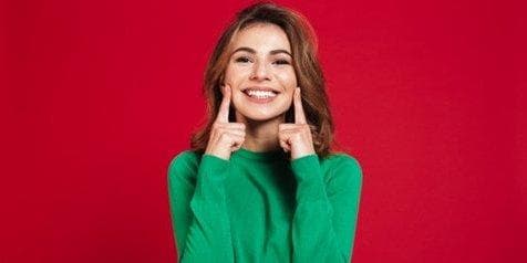 Memaksakan diri tertawa bisa jadi tanda orang yang sedang sedih. (Freepik)