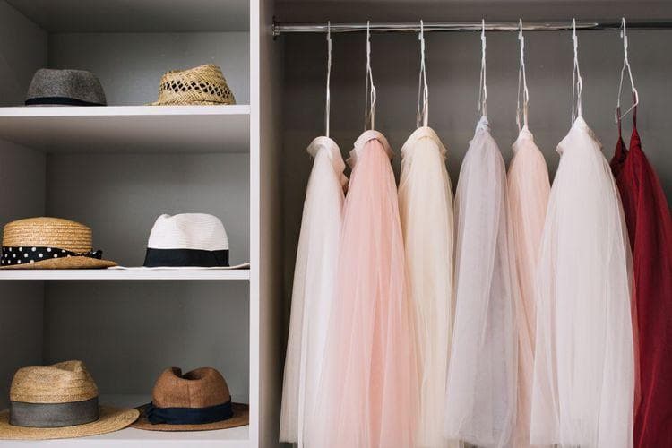 Lemari jadi salah satu barang yang harus dimiliki pengantin baru. (Freepik/Lookstudio via Kompas)