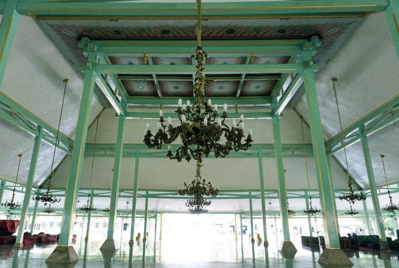 Ornamen yang megah di langit-langit pendopo. (Flickr)