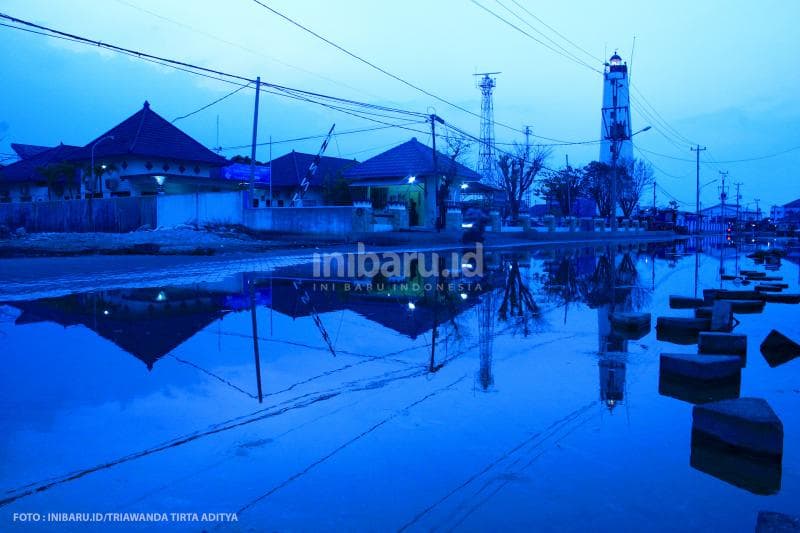 Mereka yang hendak pergi ke Dam Ijo biasanya melewati Pelabuhan Tanjung Emas.
