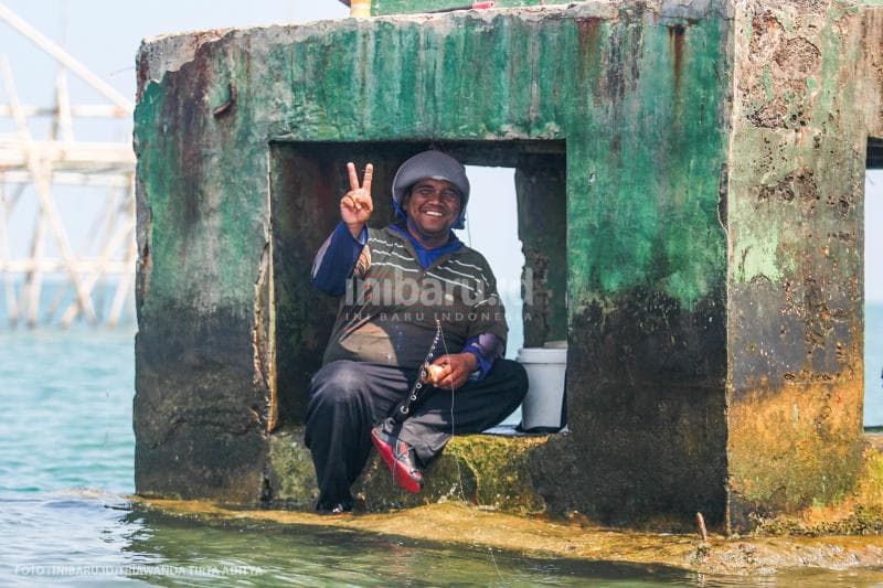 Walau berada di tengah laut dan berpijak di tempat yang licin, mereka tetap bisa tersenyum di Dam Ijo.