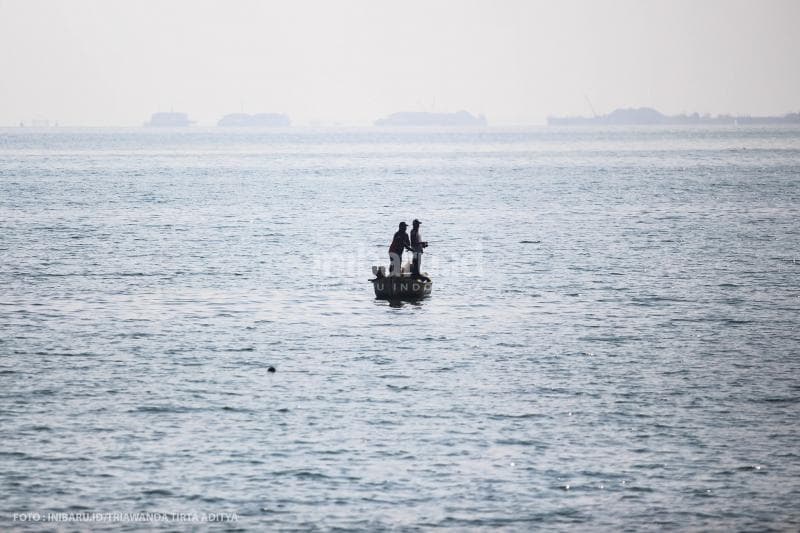 Para pemancing di kawasan Pantai Marina.