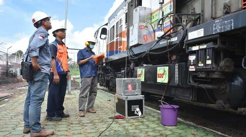 Pengisian bahan bakar kereta. (Kastara)