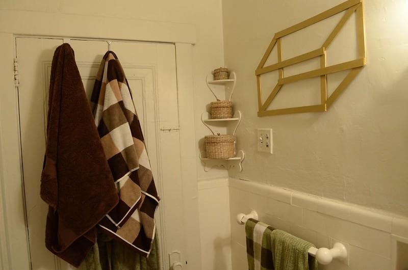 Handuk sebaiknya dijemur di luar kamar mandi. (Flickr/irisphotos)