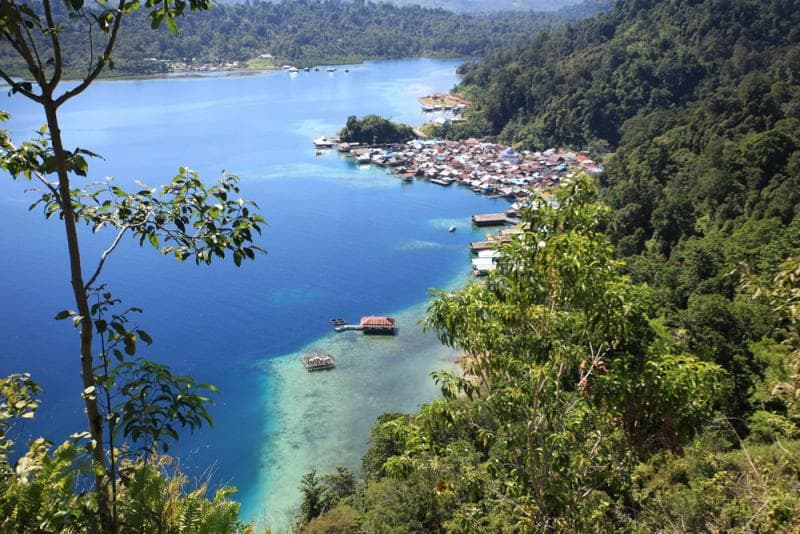 Desa Sawai dari atas. Terlihat sangat indah karena dikelilingi perbukitan dan lautan. (versesofuniverse.blogspot)