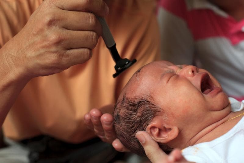 Mencukur rambut menjadi bagian dari ritual Selapanan. (Pregnant/Shutterstock)