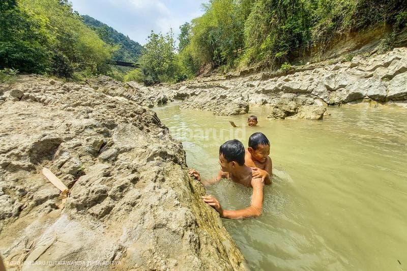 Suasana suka cita pengunjung Watu Lempit saat bermain air.