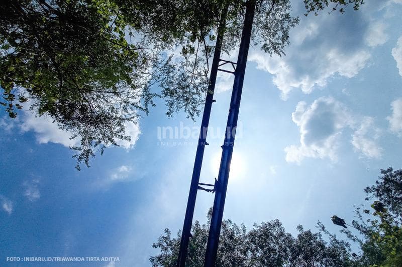 Pemandangan jembatan dari bawah sungai.